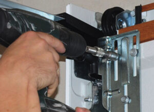 Comparing a DIY Vs. Professional Garage Door Repair